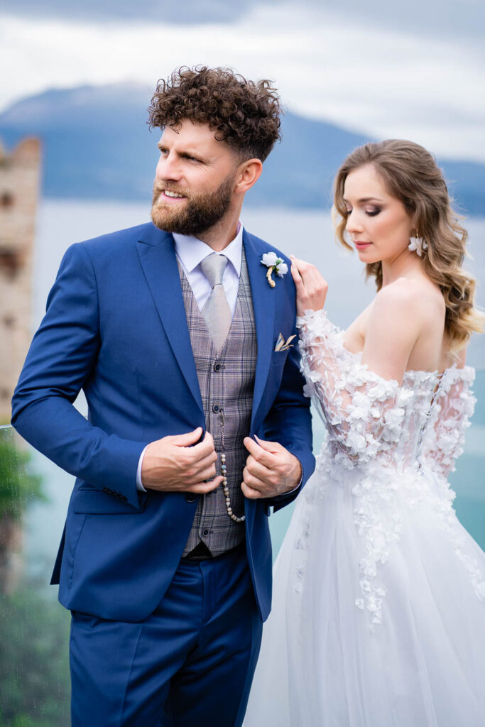 elegante Moment Braut und Bräutigam am Gardasee. Professioneller Hochzeitsfotograf Wien.