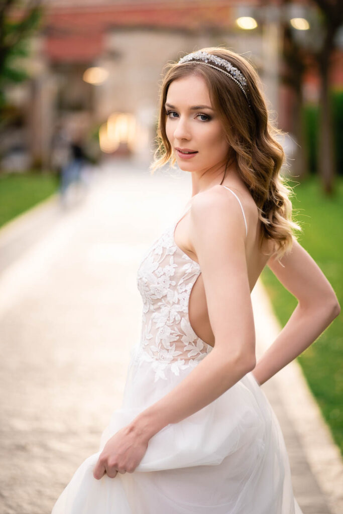 Wunderschöne Braut in einem langen Kleid in Sirmione, Italien. Hochzeitsfotograf