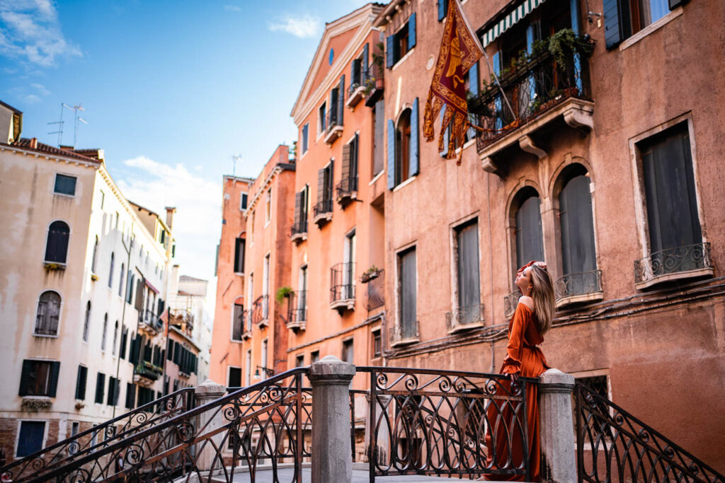 Beautyfull Bride sitting in color dress on a bridge in Venice Italy Hochzeit Photography