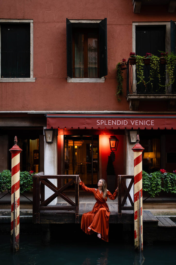 Beautyfull Bride sitting in color dress in Venice Italy Hochzeit Photography