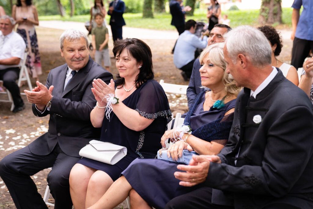 Die Eltern des Hochzeitspaares applaudieren während der Zeremonie. Hochzeitsfotograf Wien