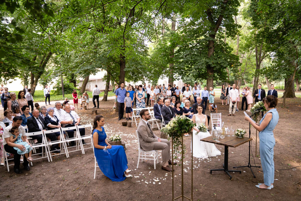 Hochzeitszeremonie in einem wunderschönen Wald. Hochzeitsfotograf Wien