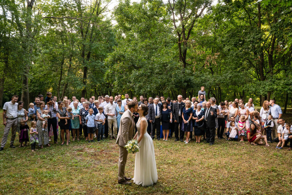 Großes Gruppenfoto mit einem Kuss. Hochzeitsfotograf Wien