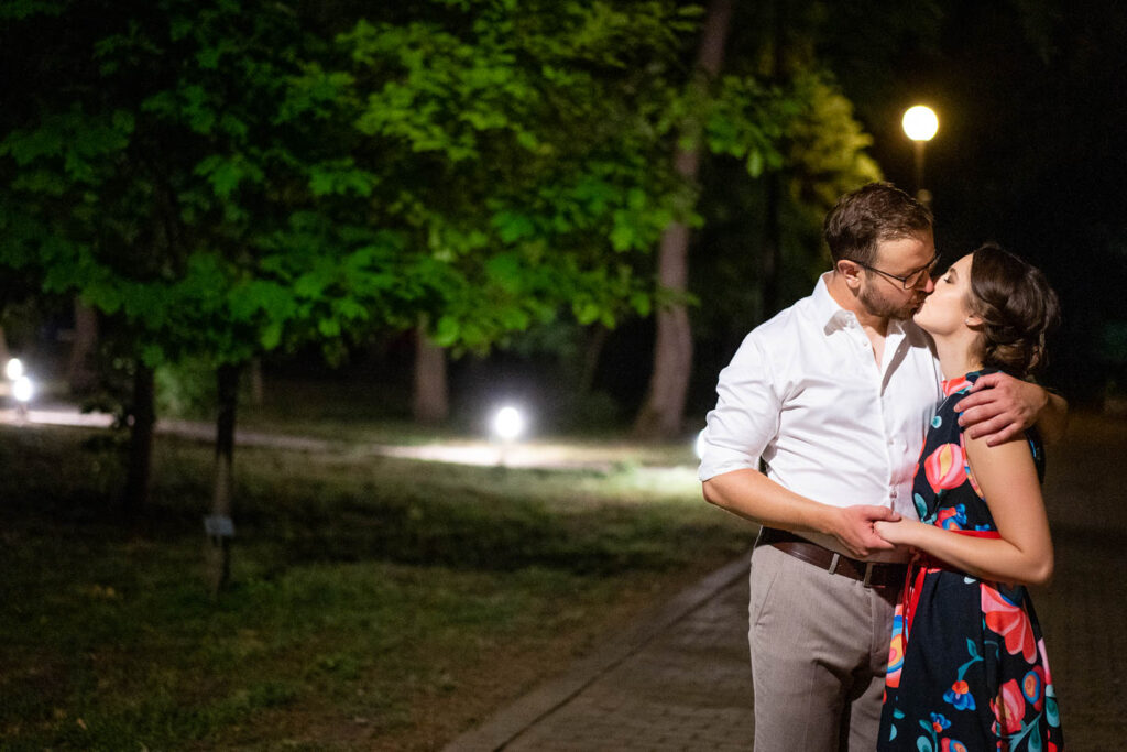 Das Brautpaar küsst sich nach dem Hochzeitsessen am Abend. Hochzeitsfotograf Wien