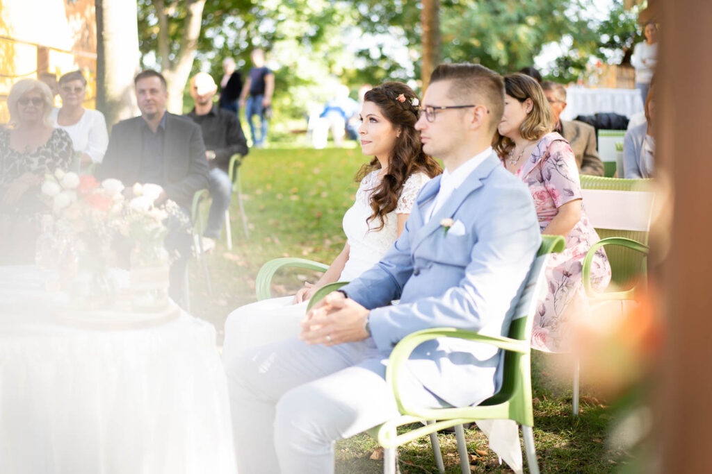 Künstlerisch klares, elegantes Foto der Hochzeitszeremonie. Hochzeitsfotograf Wien