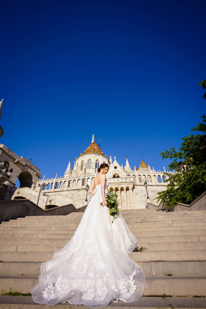 Elegant and beautyfull bride with long dress and flower by the castle. Wedding photography Vienna and Europe