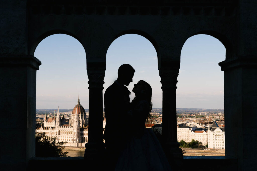 Silhouette form the couple whie watching eachother. Pofessional wedding photgorapher
