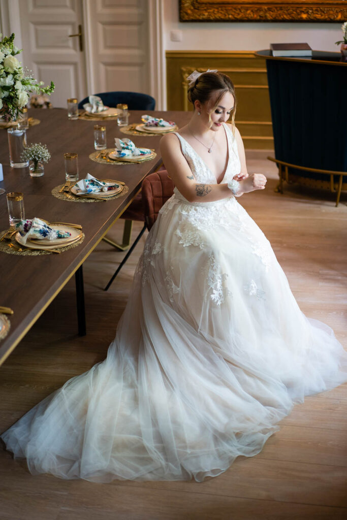 elegant and beautyfull bride sitting on the wedding decoration. Professional wedding photographer.
