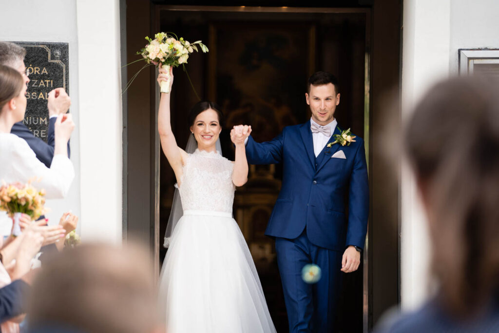 Verlassen der Kirche nach der Hochzeit. Hochzeitsfotograf Wien