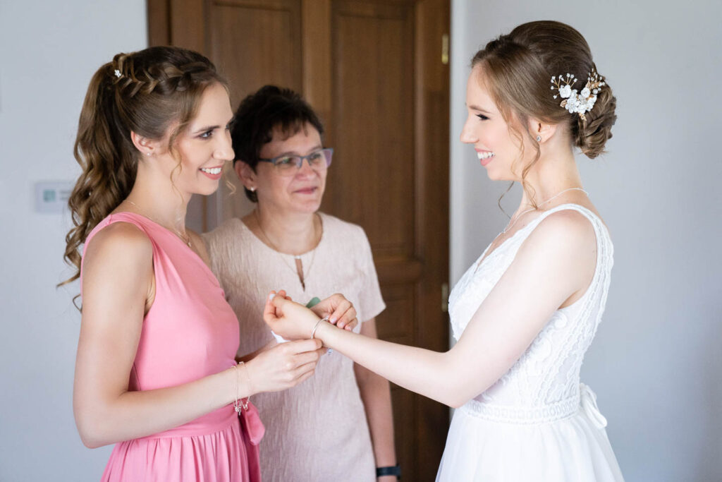 Die Braut mit ihrer Mutter und ihrem betroffenen Bruder. Hochzeitsfotograf Wien