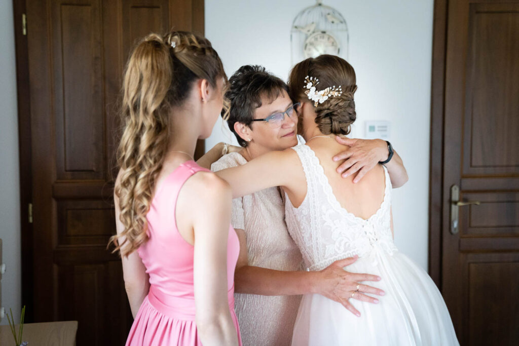 Die Braut mit ihrer Mutter und ihrem betroffenen Bruder. Hochzeitsfotograf Wien