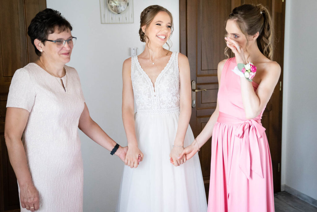 Die Braut mit ihrer Mutter und ihrem betroffenen Bruder. Hochzeitsfotograf Wien