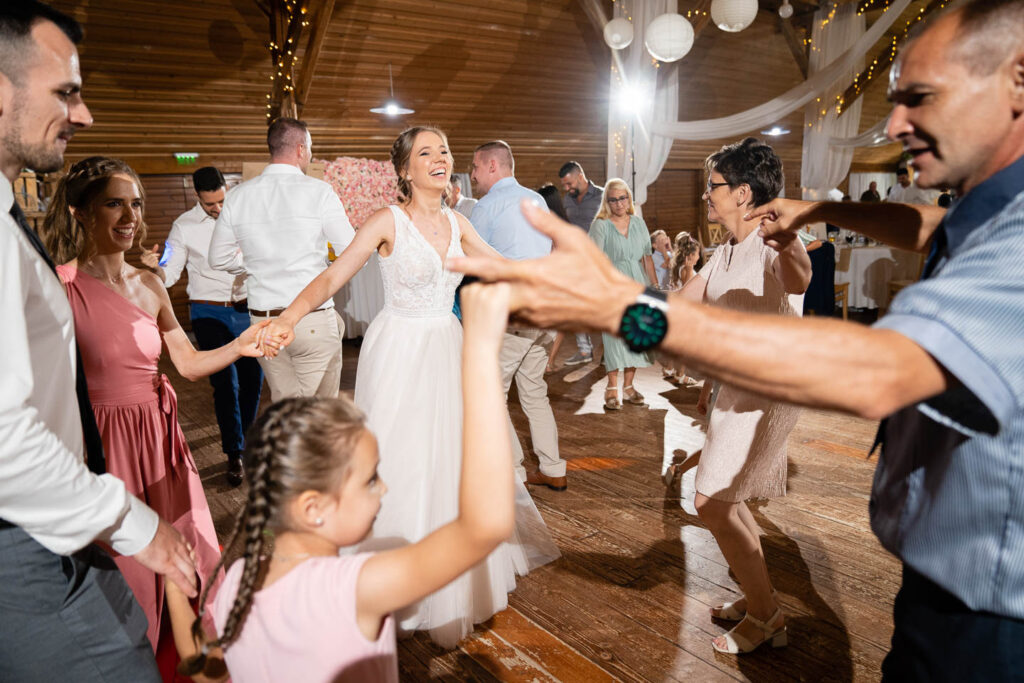 Eine riesige Hochzeitsfeier, bei der alle mit der Braut tanzen. Hochzeitsfotograf Wien