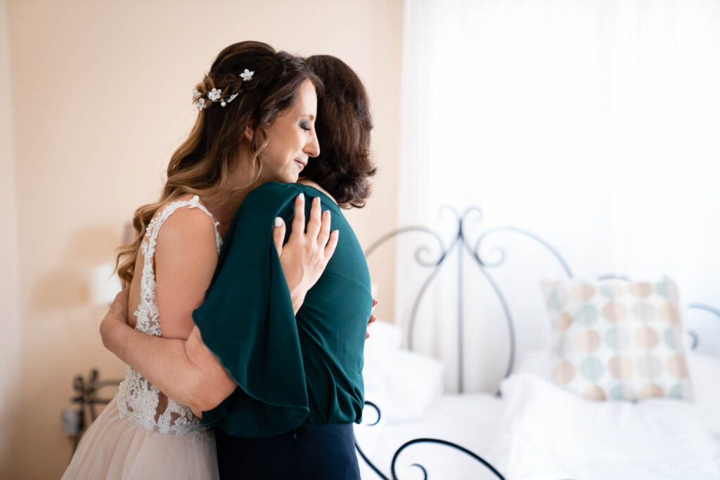 Die Braut und ihre Mutter umarmen sich. Ein berührender, besonderer Moment. Hochzeitsfotograf Wien