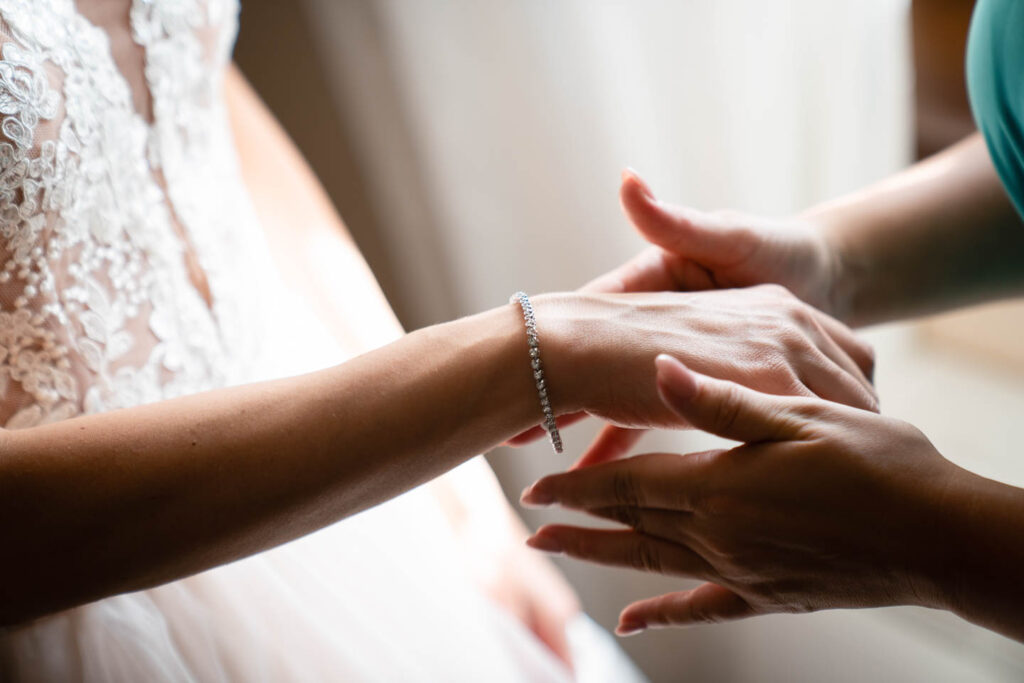 Die Braut legt ihren Hochzeitsschmuck an. Hochzeitsfotograf Wien