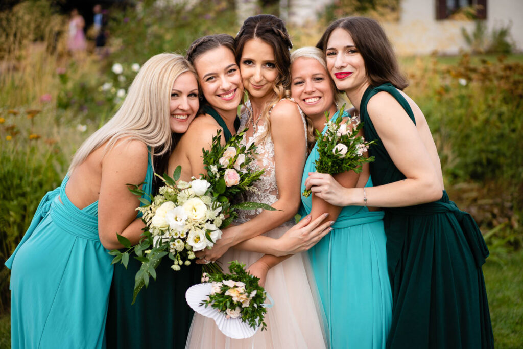 Ein Gruppenfoto der Braut und ihrer Freundinnen. Hochzeitsfotograf Wien