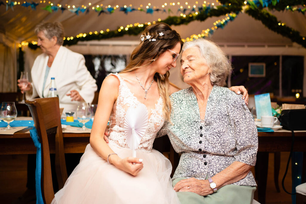 Ein intimer Moment zwischen der Braut und ihrer Großmutter. Besonderes Hochzeitsfoto. Hochzeitsfotograf Wien