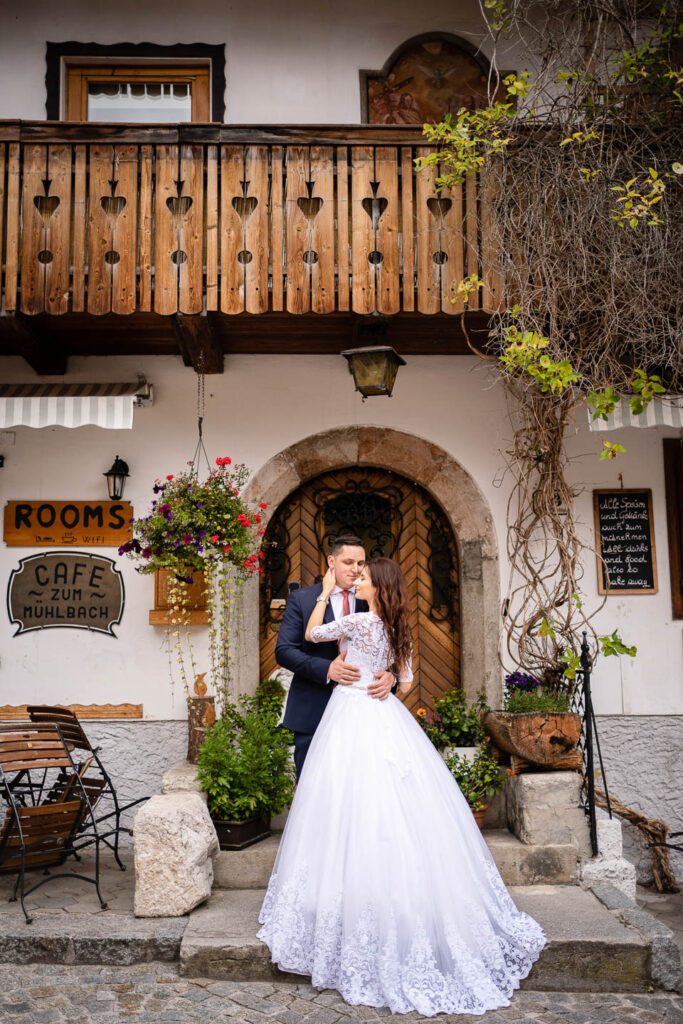 Hochzeitspaar in Hallstatt mit alte Haus. Professioneller Hochzeitsfotograf Wien