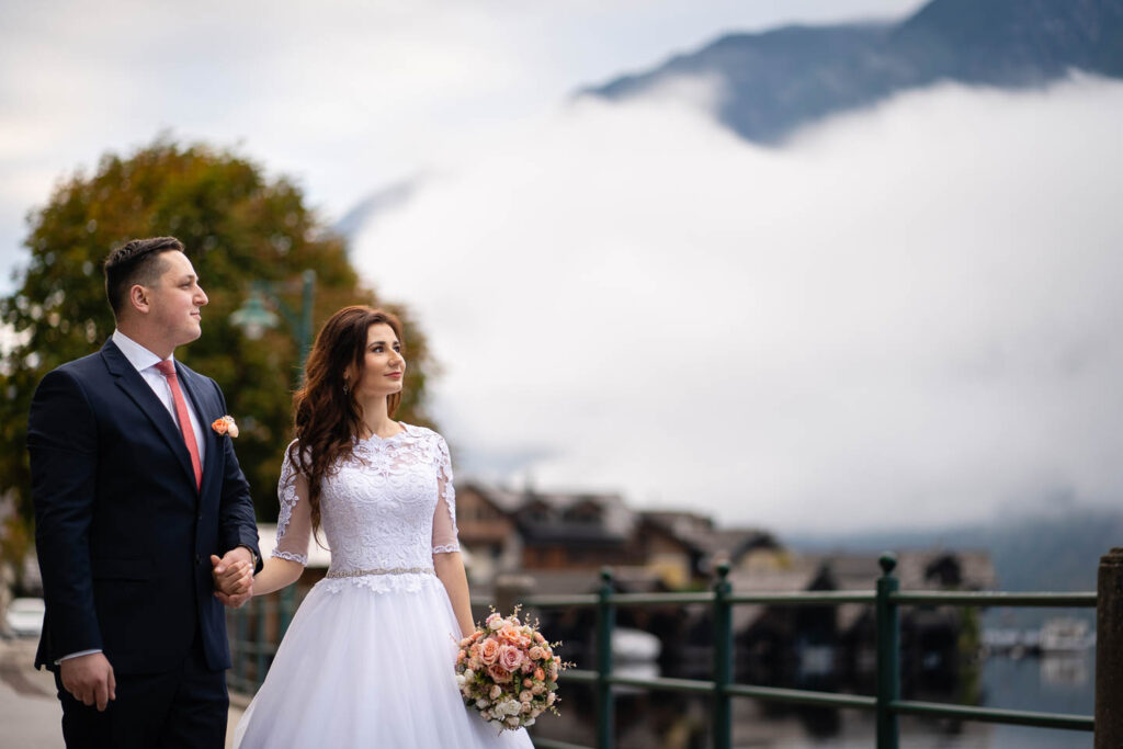 Hochzeitspaar in Hallstatt mit Wolke. Professioneller Hochzeitsfotograf Wien