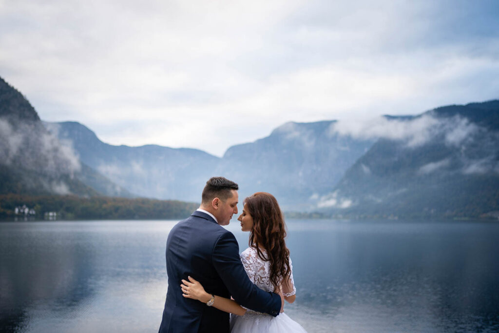 Hochzeitspaar in Hallstatt mit Bergen und See. Professioneller Hochzeitsfotograf Wien