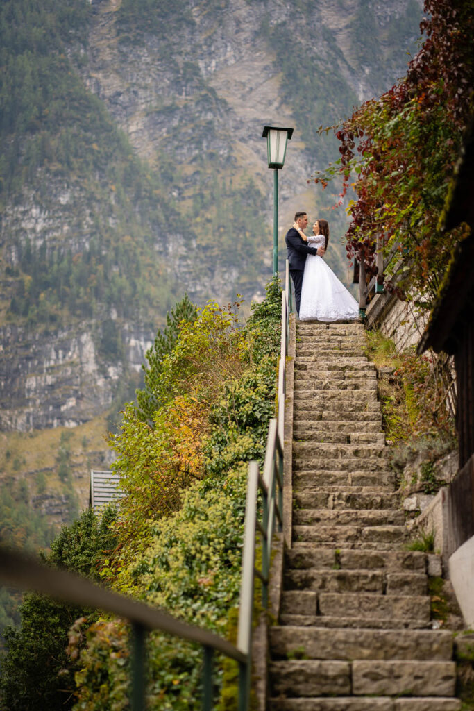 Hochzeitspaar in Hallstatt mit alte Treppen und Bergen. Professioneller Hochzeitsfotograf Wien