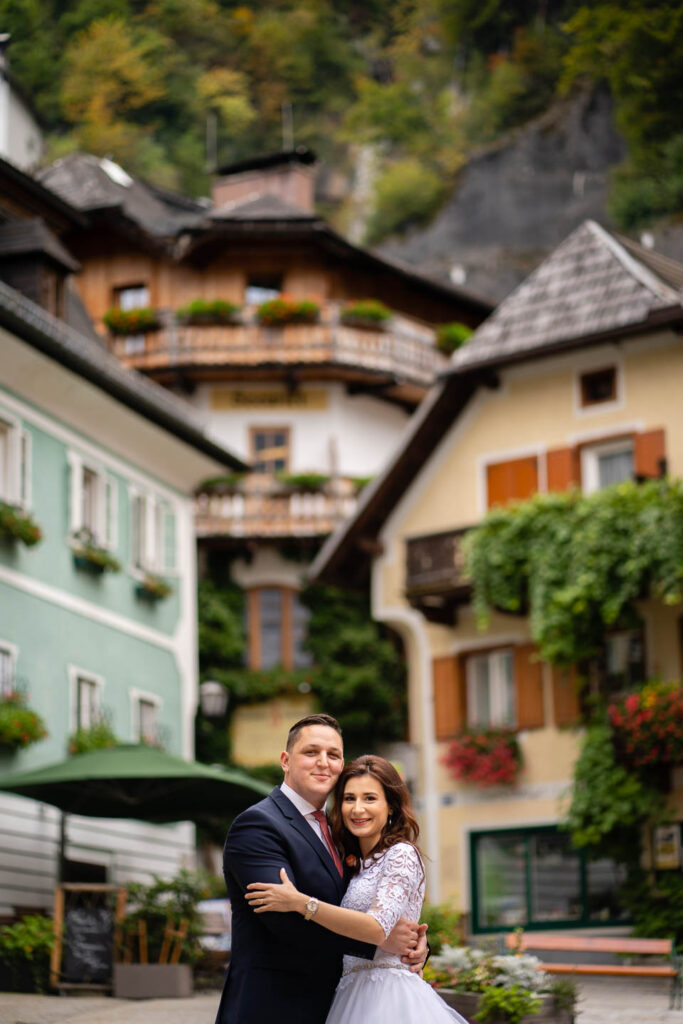 Hochzeitspaar in Hallstatt mit alte Hausen. Professioneller Hochzeitsfotograf Wien