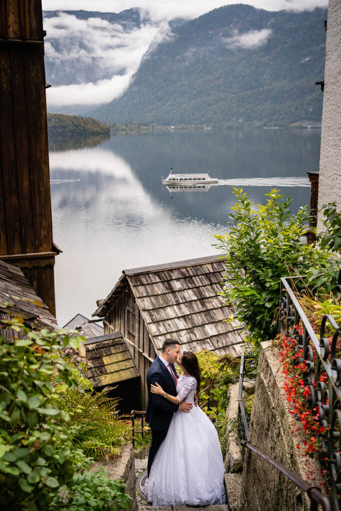 Hochzeitspaar in Hallstatt mit Boot und See. Professioneller Hochzeitsfotograf Wien