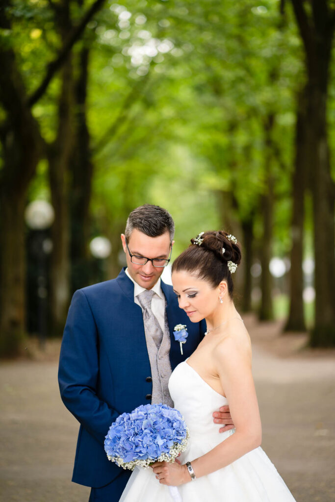 Elegantes Hochzeitspaar in einem Park in Düsseldorf. Professioneller Hochzeitsfotograf Wien