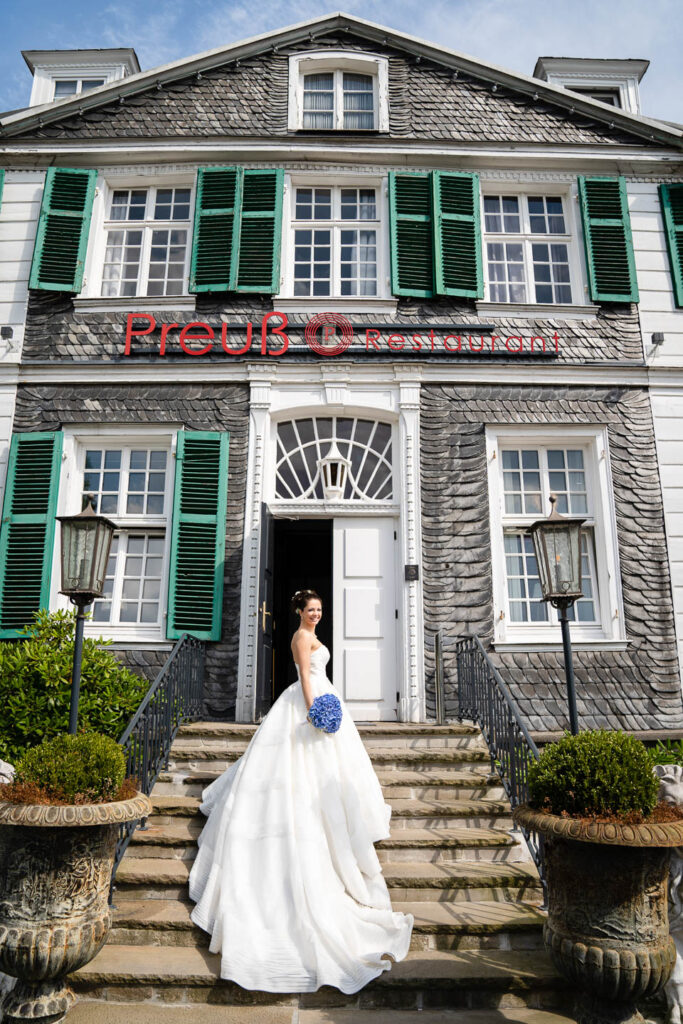 Elegante Braut am Veranstaltungsort des Hochzeitsessens in Düsseldorf. Professioneller Hochzeitsfotograf Wien