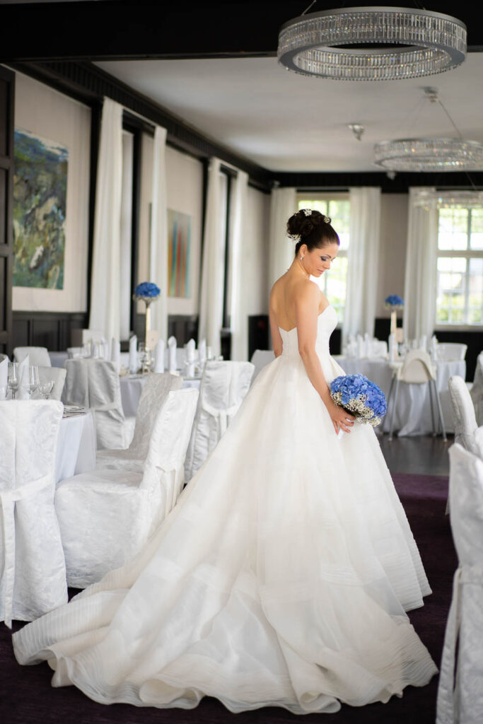 Elegante Braut im Hochzeitsdinner-Dekor in Düsseldorf. Professioneller Hochzeitsfotograf Wien