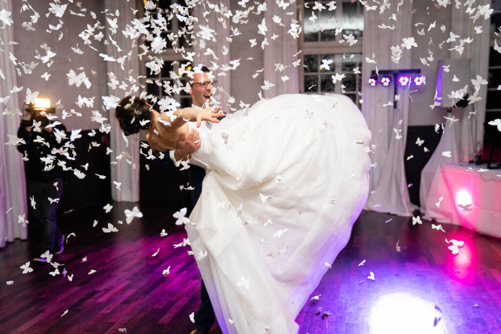 Tanz Sie auf der Hochzeit mit Konfetti. Professioneller Hochzeitsfotograf Wien