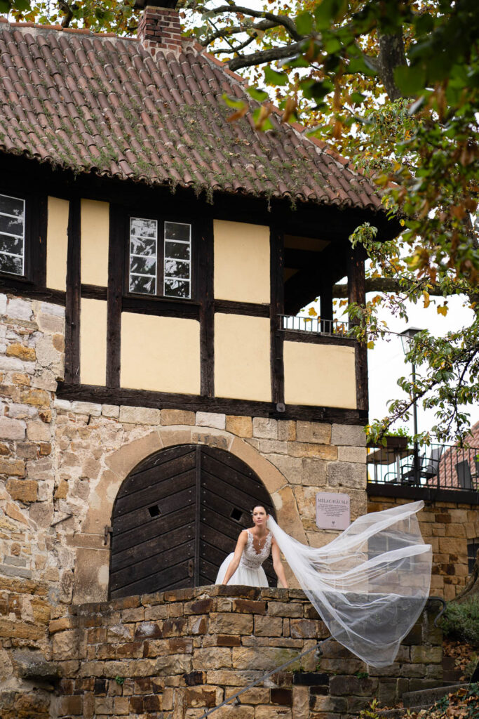 Braut in einem Märchenschloss in Esslingen, Deutschland. Professioneller Hochzeitsfotograf Wien