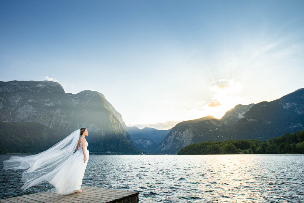 Braut in den magischen österreichischen Bergen rund um Hallstatt. Professioneller Hochzeitsfotograf Wien