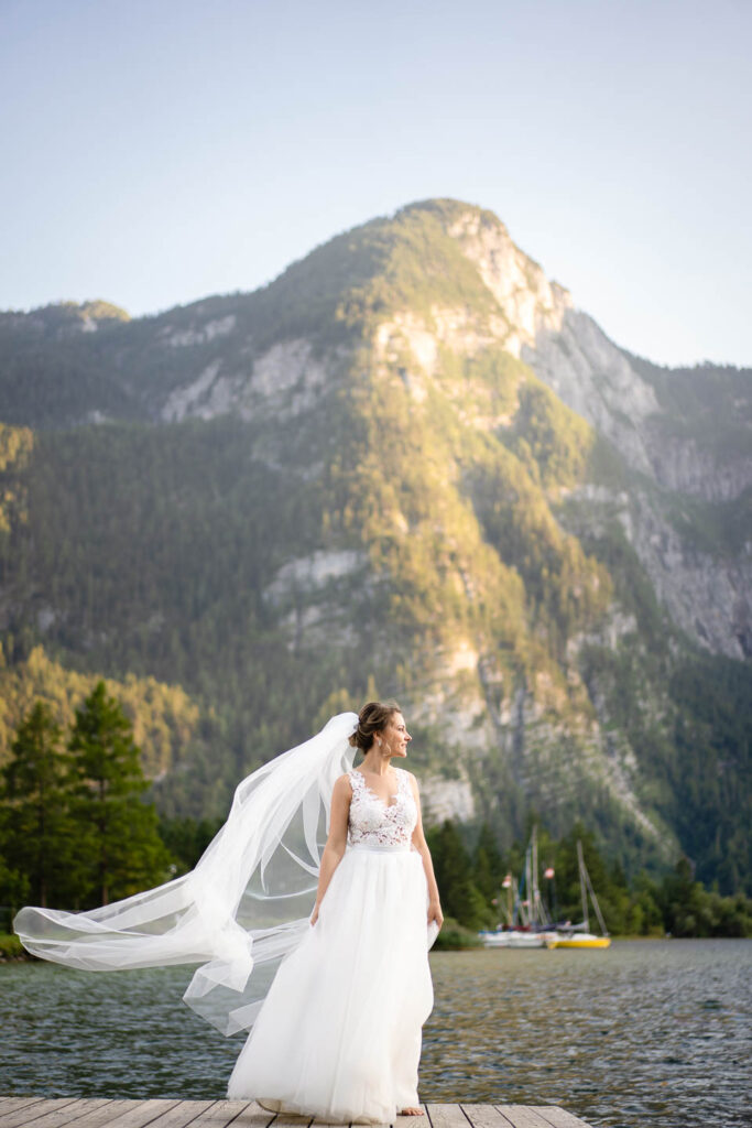 Braut in den magischen österreichischen Bergen rund um Hallstatt. Professioneller Hochzeitsfotograf Wien