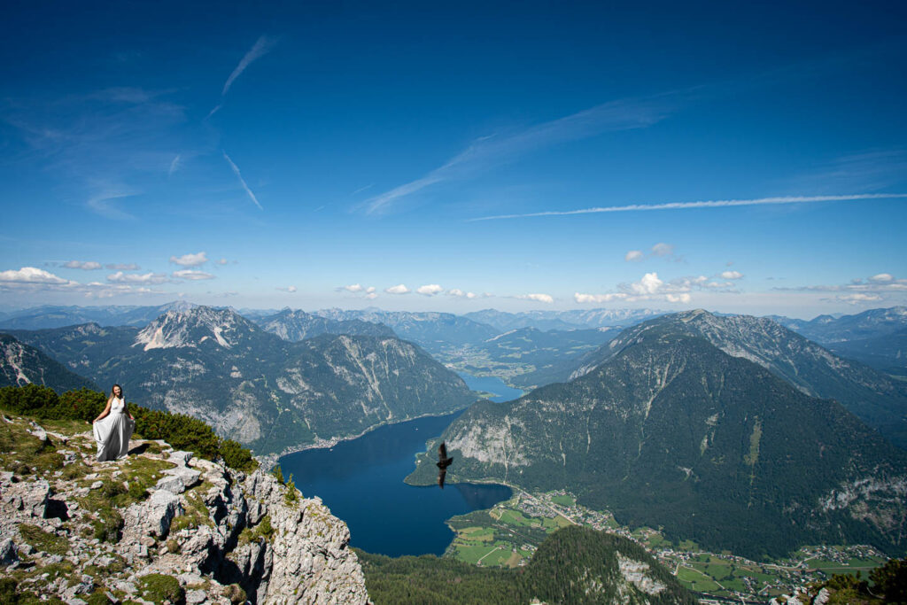 Braut in den magischen österreichischen Bergen rund um Hallstatt. Professioneller Hochzeitsfotograf Wien