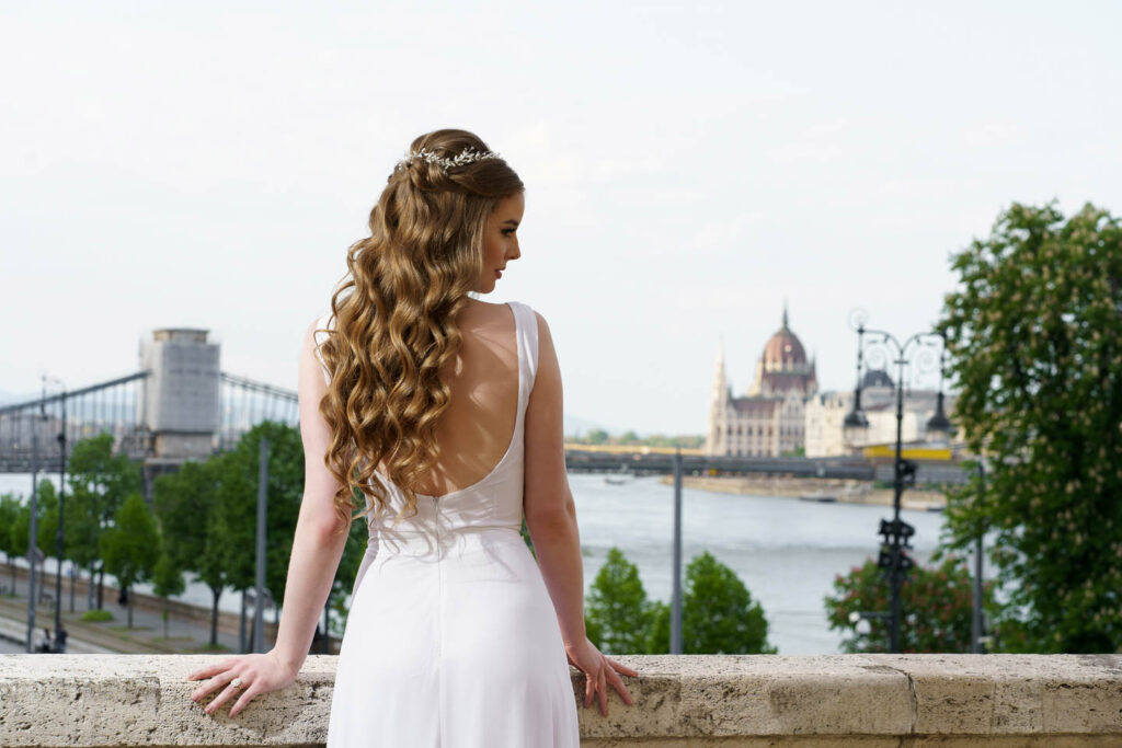 Beautyfull Bride wiht long curly hair. Professional wedding photographer