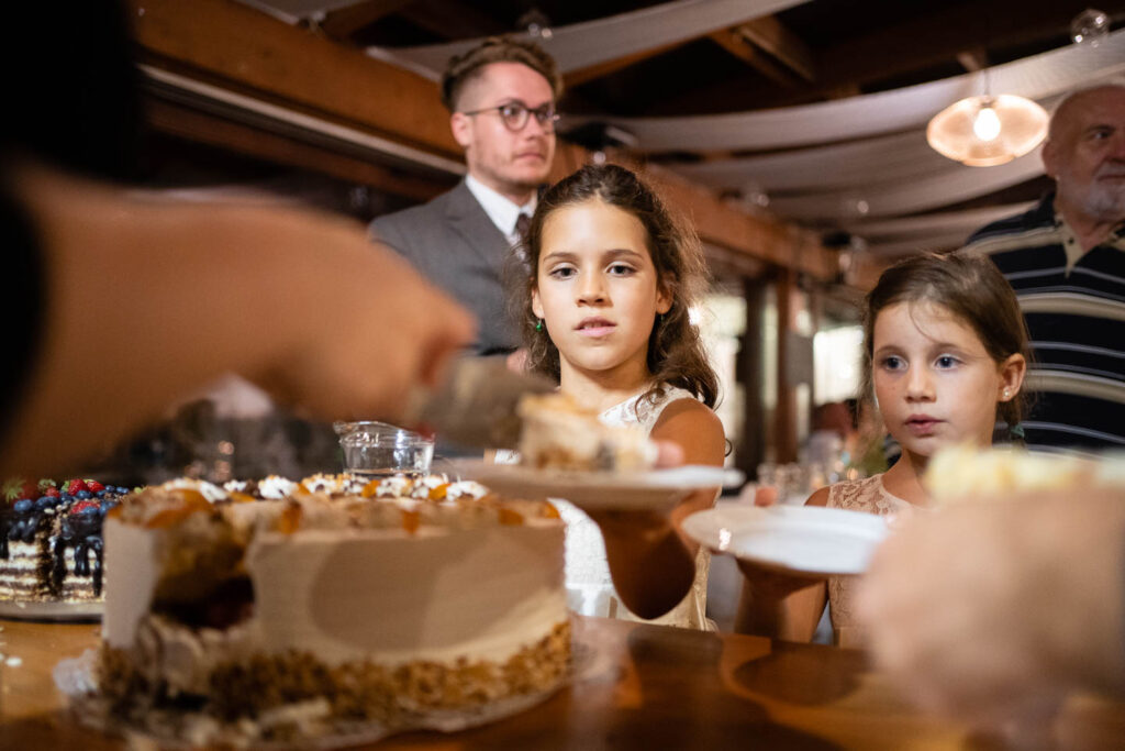 Bei der Hochzeit stehen die Kinder Schlange für die Torte. Hochzeitsfotograf Wien