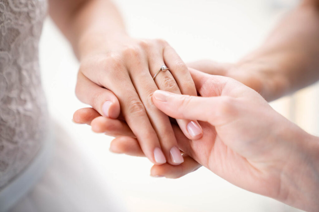 Die Hand der Braut mit dem Verlobungsring. Hochzeitsfotograf Wien