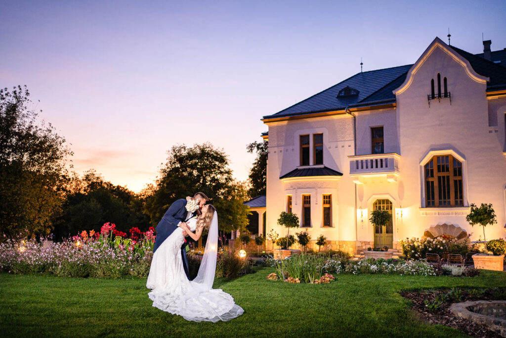 Ein wunderschönes Hochzeitsfoto am Abend vor einem wunderschönen Schloss. Hochzeitsfotograf Wien