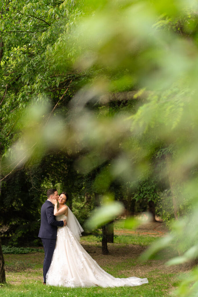 Magisches, klares, künstlerisches Hochzeitsfoto des Paares im Hochzeitskleid im Wald. Hochzeitsfotograf Wien