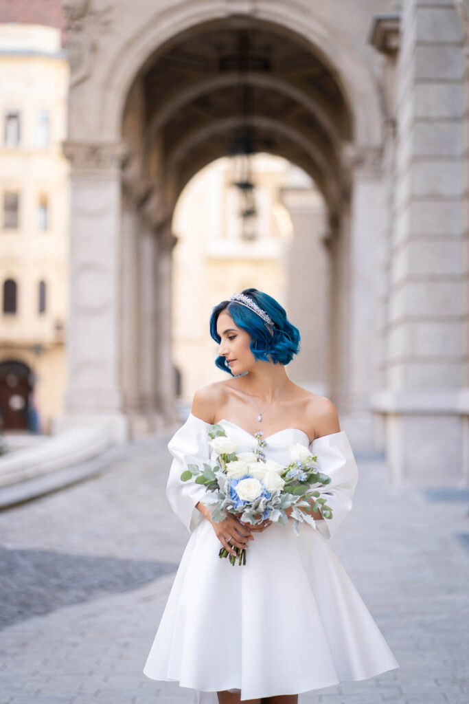Beautyfull and elagant Bride with extreme bule hair. Professionale wedding photographer Vienna.