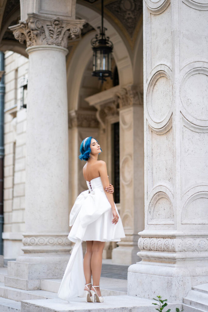 Beautyfull Bride with extreme bule hair. Professionale wedding photographer Vienna.