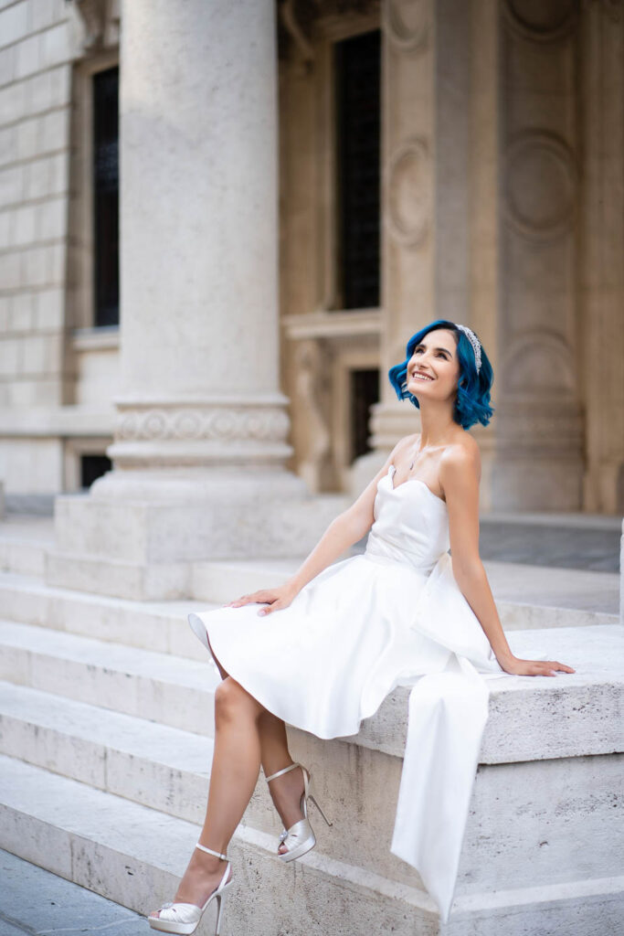 Beautyfull Bride with extreme bule hair sitthing. Professionale wedding photographer Vienna.