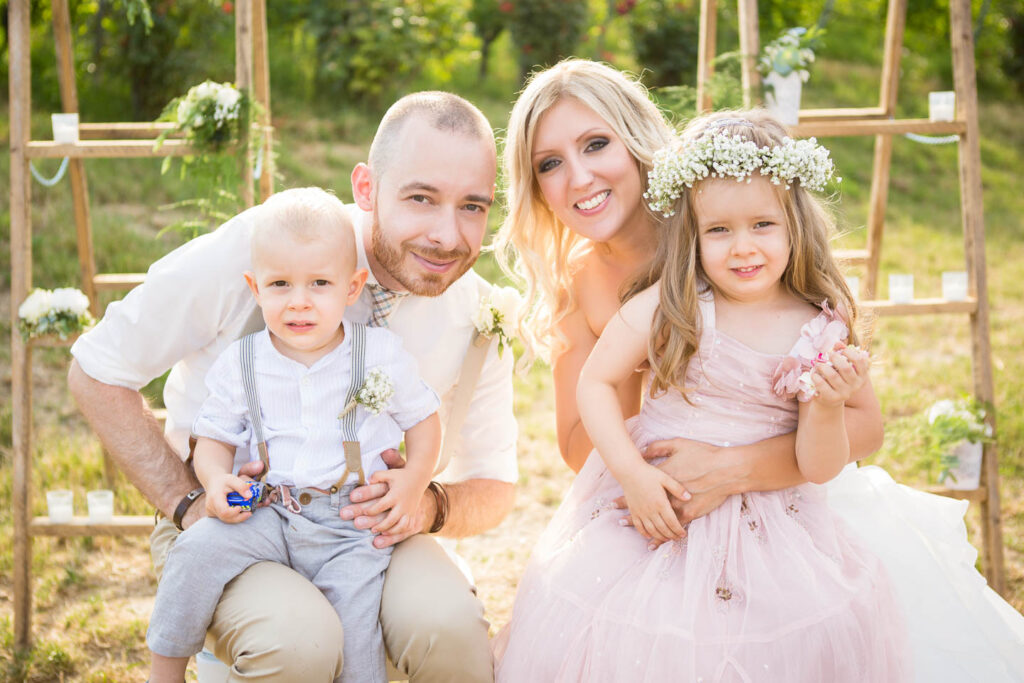 Familienbild mit Kindern. Bräutigam, Braut, Hochzeit. Hochzeitsfotograf Wien