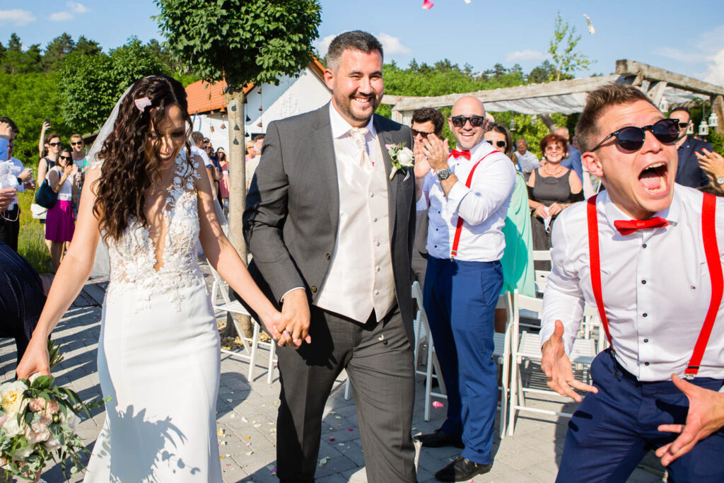 Mit großer Freude verlassen wir die Zeremonie. Bräutigam, Braut, Hochzeit. Hochzeitsfotograf Wien