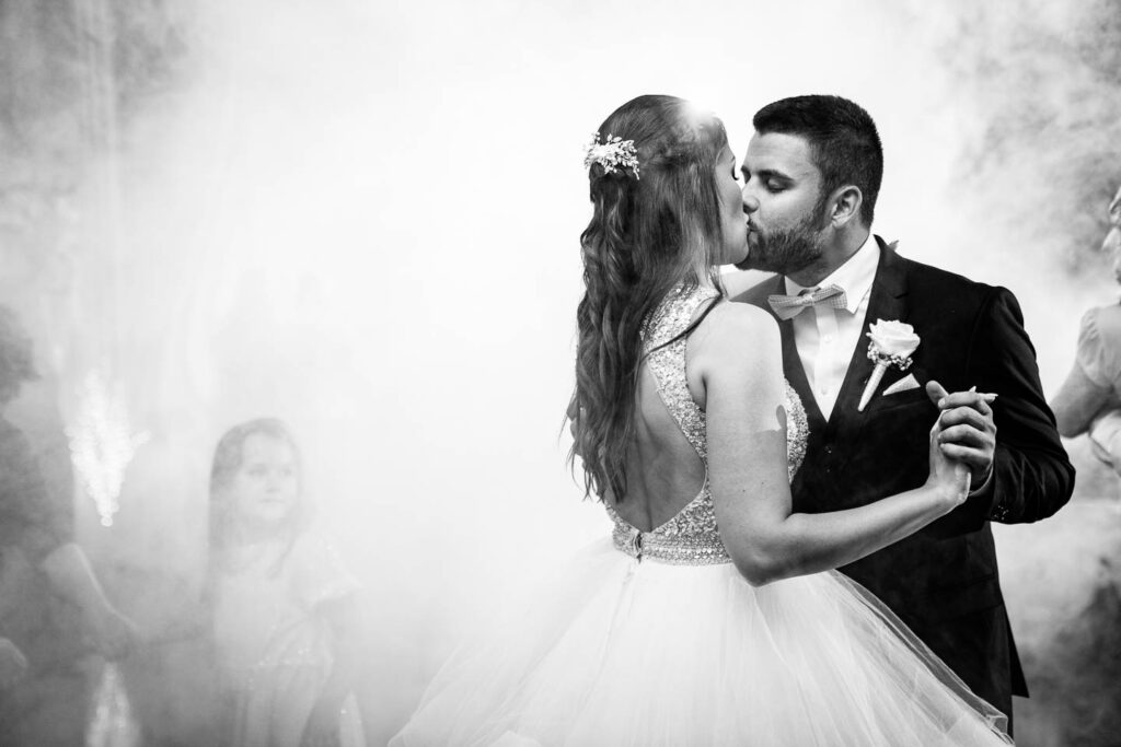 Erster Tanz und Rauch bei der Hochzeit. Professioneller Hochzeitsfotograf Wien