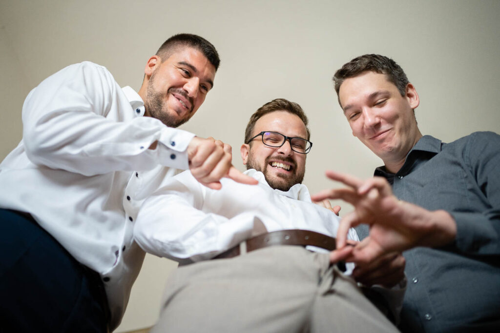 Der Bräutigam und seine Freunde scherzen vor der Hochzeit. Professioneller Hochzeitsfotograf Wien