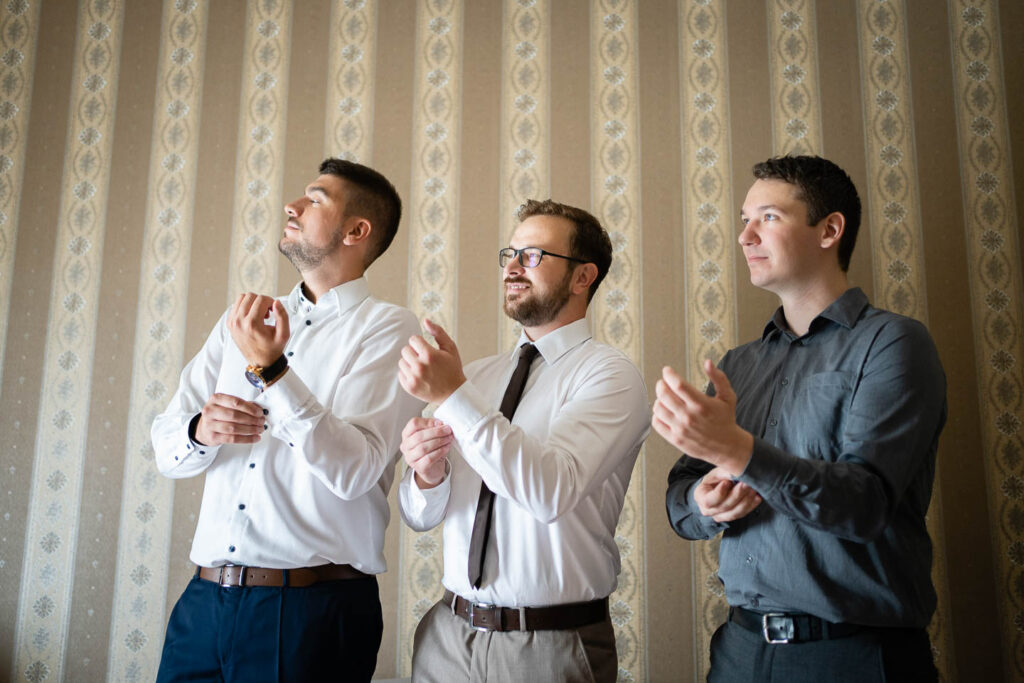 Der Bräutigam und seine Freunde ziehen sich an. Professioneller Hochzeitsfotograf Wien