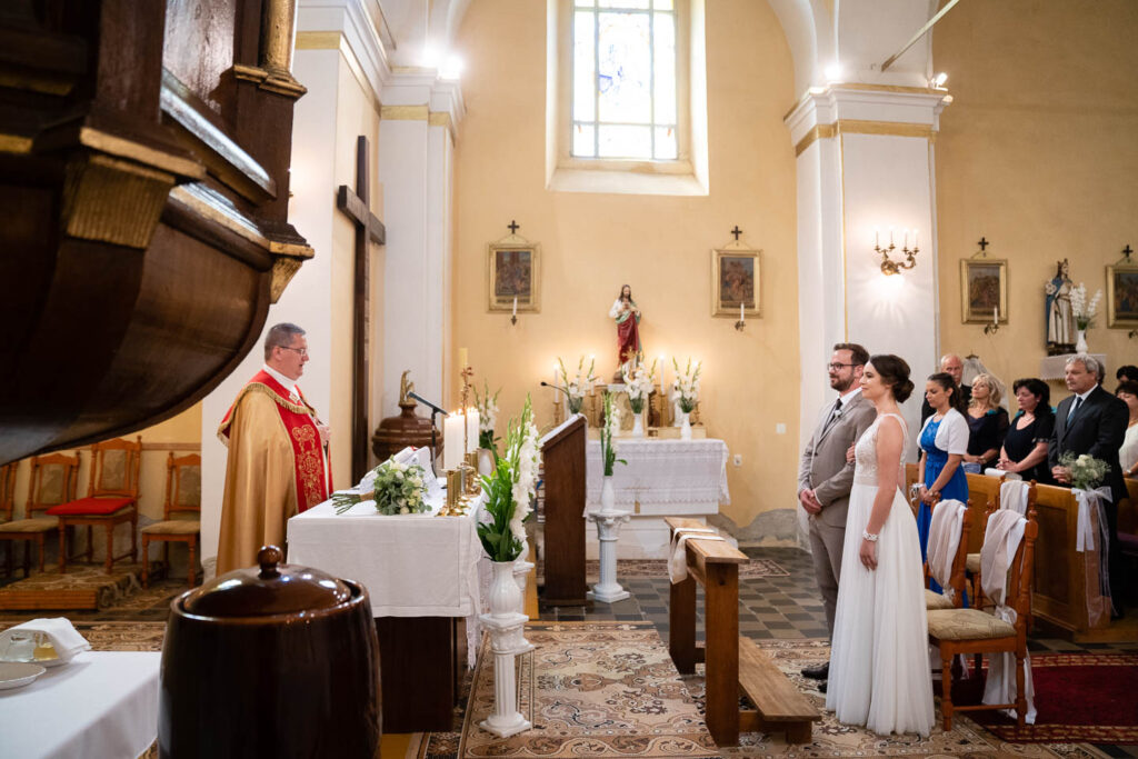 Glückliches Hochzeitspaar in der Kirche Professioneller Hochzeitsfotograf Wien