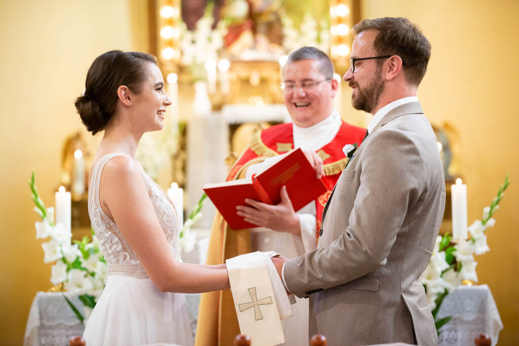 Glückliches Hochzeitspaar in der Kirche Professioneller Hochzeitsfotograf Wien